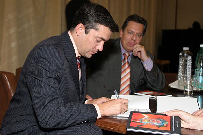 Автографы для гостей презентации. Москва, Посольство Сербии. Фото Алексея Чурилова