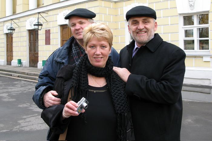 Мирьяна Булатович, Андрей Базилевский и Новица Джурич у здания ИМЛИ. Москва, 31 октября 2010 г.