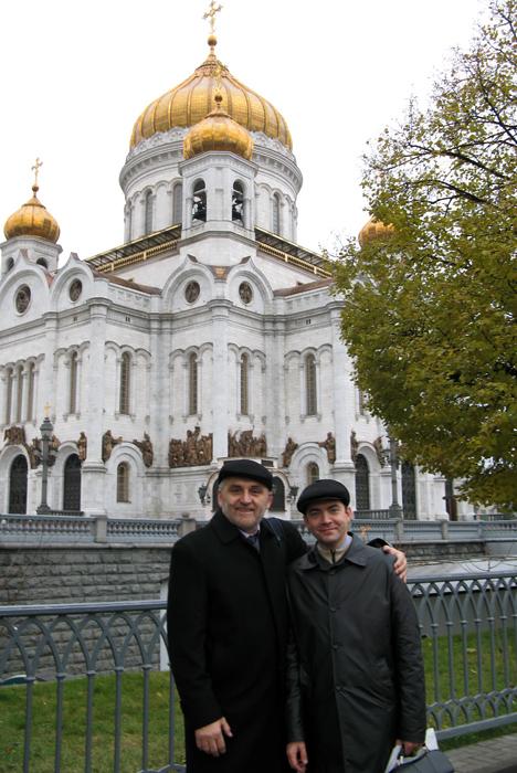 Новица Джурич и Сергей Щеглов у храма Христа Спасителя в Москве, 31 октября 2010 г.